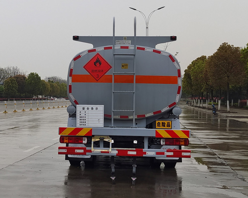 楚勝牌CSC5186GYYB6A型運(yùn)油車(chē)